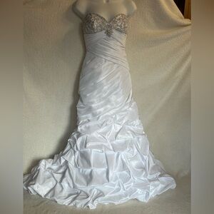NWOT Elegant White Strapless Wedding Gown